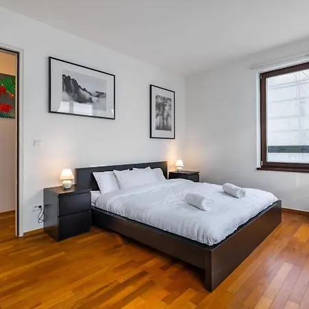 Modern Spacious Flat With A Terrace And A Parking 프라하